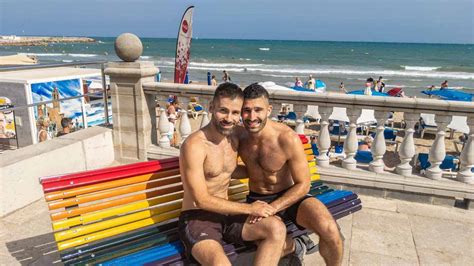 playas gay sitges|Descubre las playas del turismo gay en Sitges